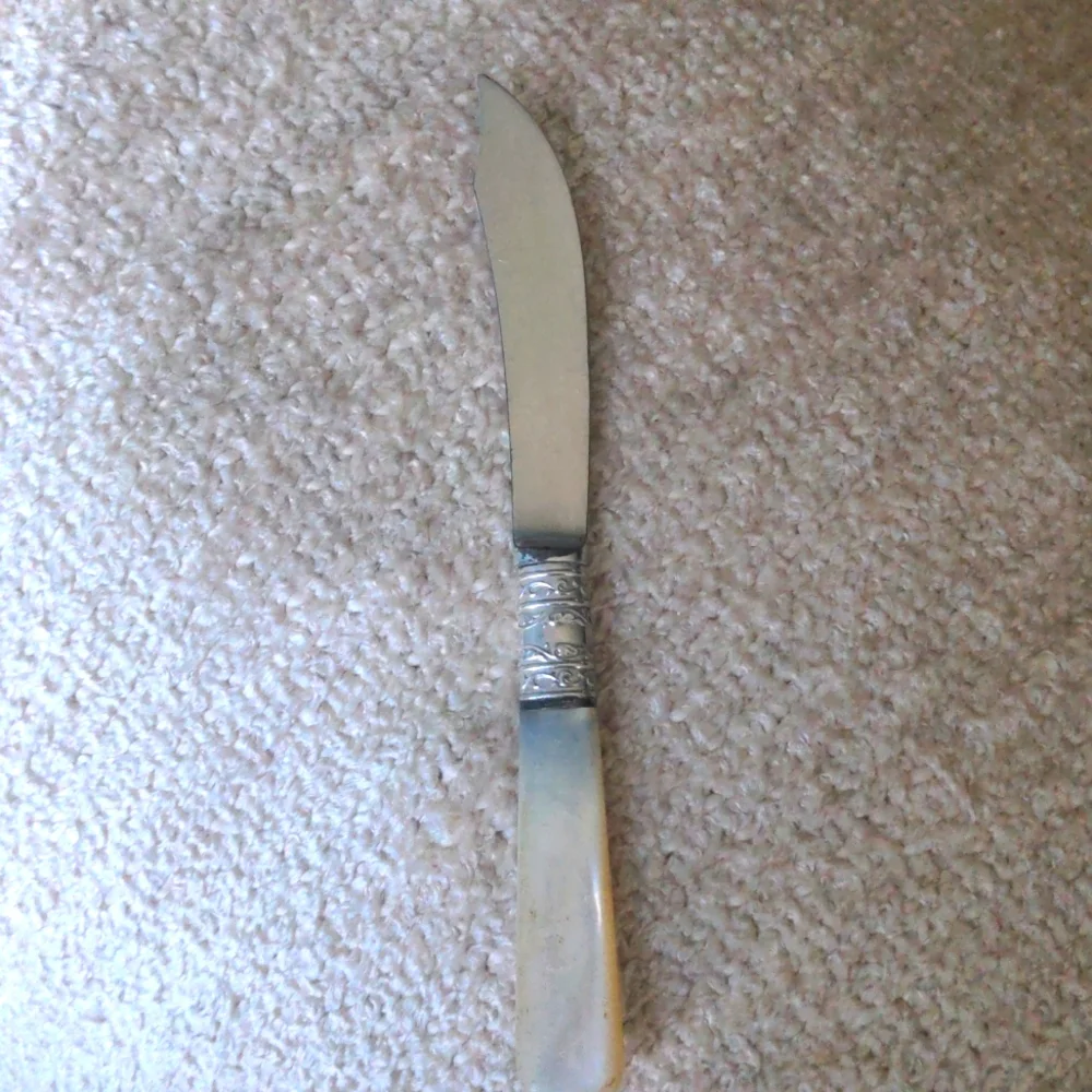 Sterling Vintage Knives, Mother of Pearl Handles, Fruit, Cheese, Etc. EUC